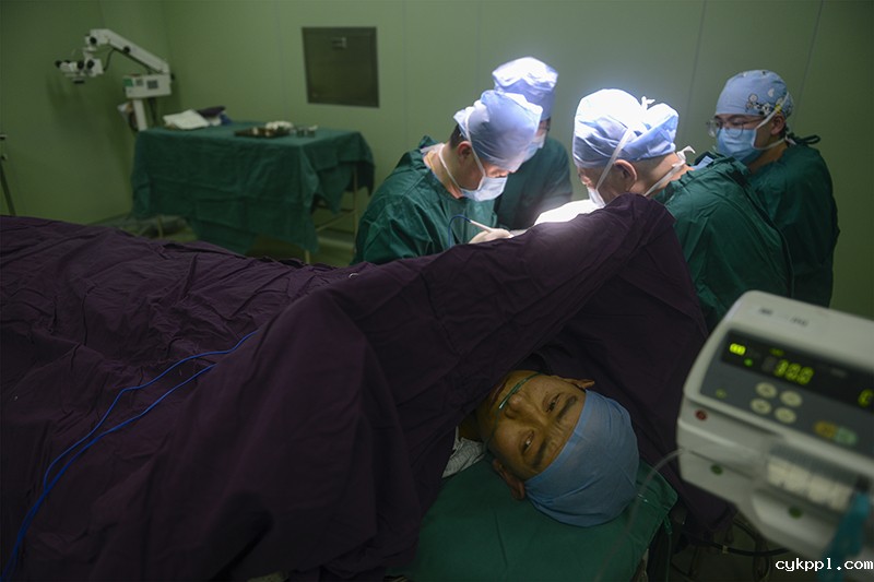 抱着女儿送外卖 命运因爱被改写