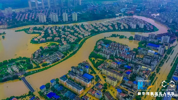 新华鹰现场|湖北咸宁暴雨 多部门紧急救援