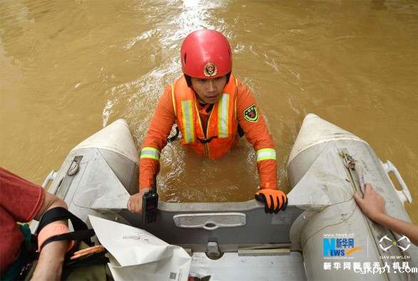 新华鹰现场|湖北咸宁暴雨 多部门紧急救援
