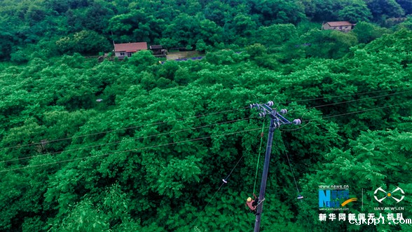 新华鹰现场|湖北咸宁暴雨 多部门紧急救援