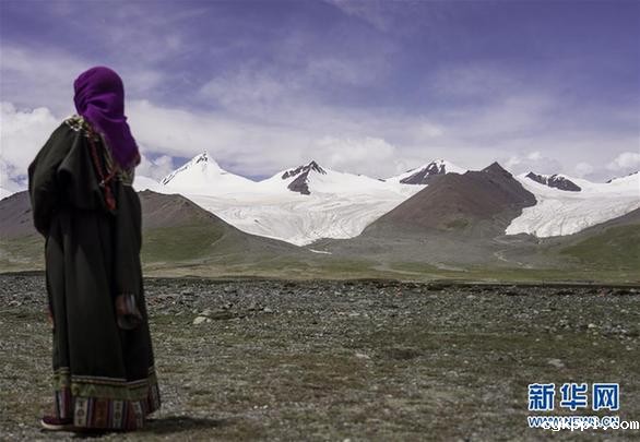 鸟瞰长江源最雄伟的冰川——岗加曲巴冰川