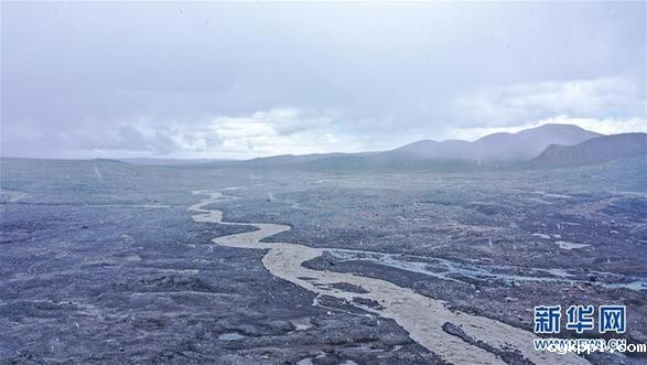 鸟瞰长江源最雄伟的冰川——岗加曲巴冰川