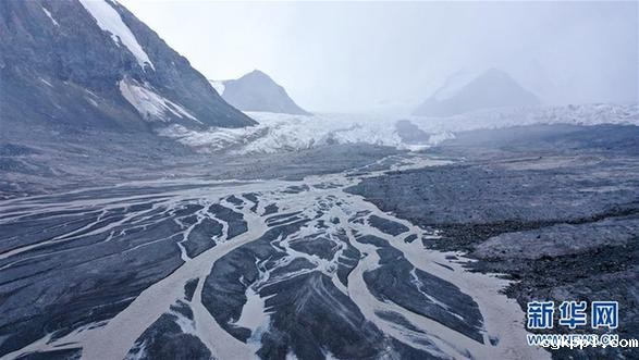鸟瞰长江源最雄伟的冰川——岗加曲巴冰川