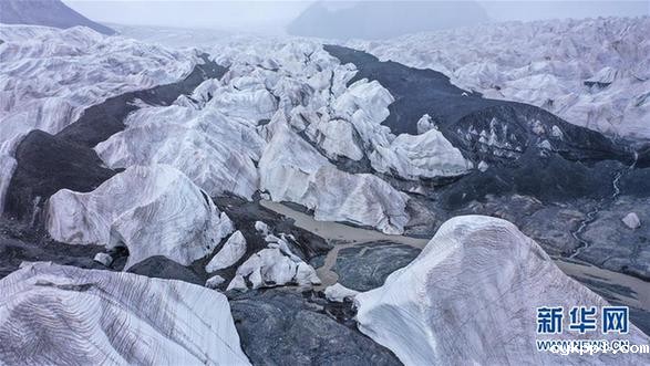 鸟瞰长江源最雄伟的冰川——岗加曲巴冰川