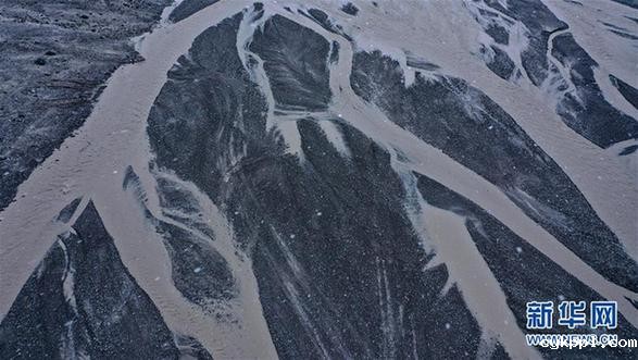 鸟瞰长江源最雄伟的冰川——岗加曲巴冰川