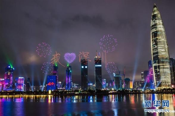 深圳湾畔上演无人机灯光秀