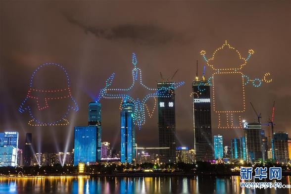 深圳湾畔上演无人机灯光秀