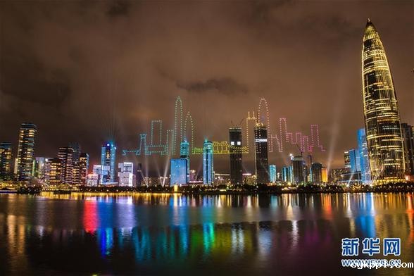 深圳湾畔上演无人机灯光秀