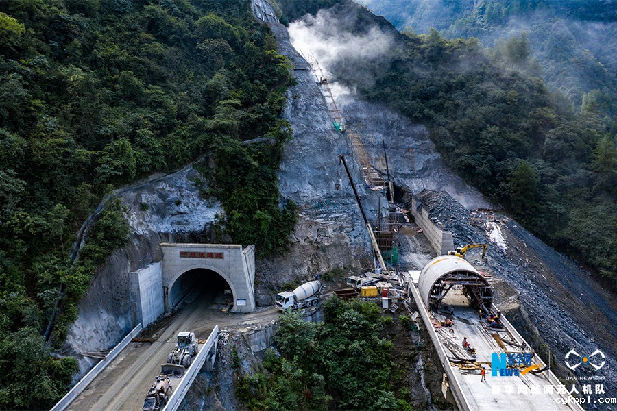无人机航拍:重庆石黔高速进入最后冲刺阶段