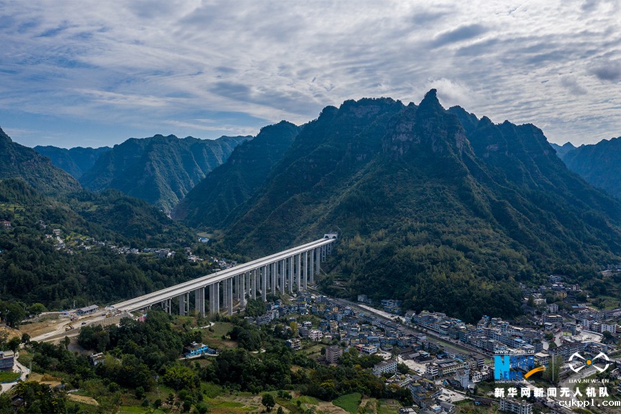 无人机航拍:重庆石黔高速进入最后冲刺阶段