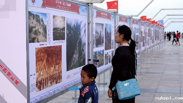 山东日照：新闻摄影周国庆假日受热捧