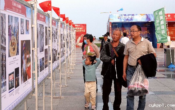 山东日照：新闻摄影周国庆假日受热捧
