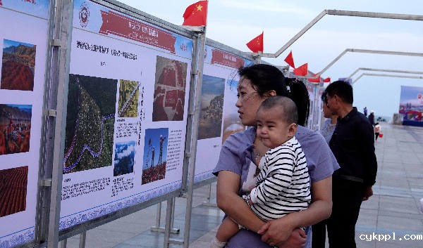 山东日照：新闻摄影周国庆假日受热捧
