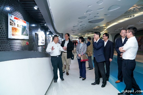 “上海之巅讲好中国故事”系列活动 中国脱贫攻坚优秀摄影作品全国巡展在中国第一高楼揭幕 “上海之巅讲好中国故事”系列活动 中国脱贫攻坚优秀摄影作品全国巡展在中国第一高楼揭幕