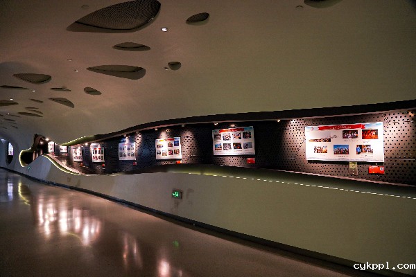 “上海之巅讲好中国故事”系列活动 中国脱贫攻坚优秀摄影作品全国巡展在中国第一高楼揭幕 “上海之巅讲好中国故事”系列活动 中国脱贫攻坚优秀摄影作品全国巡展在中国第一高楼揭幕