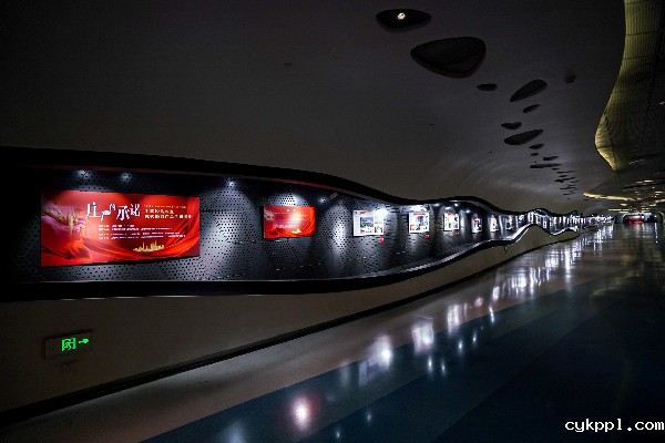 “上海之巅讲好中国故事”系列活动 中国脱贫攻坚优秀摄影作品全国巡展在中国第一高楼揭幕 “上海之巅讲好中国故事”系列活动 中国脱贫攻坚优秀摄影作品全国巡展在中国第一高楼揭幕