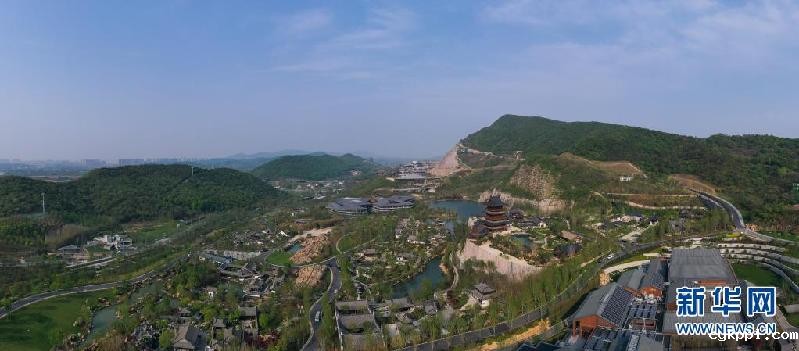 废弃矿坑变身精美园林