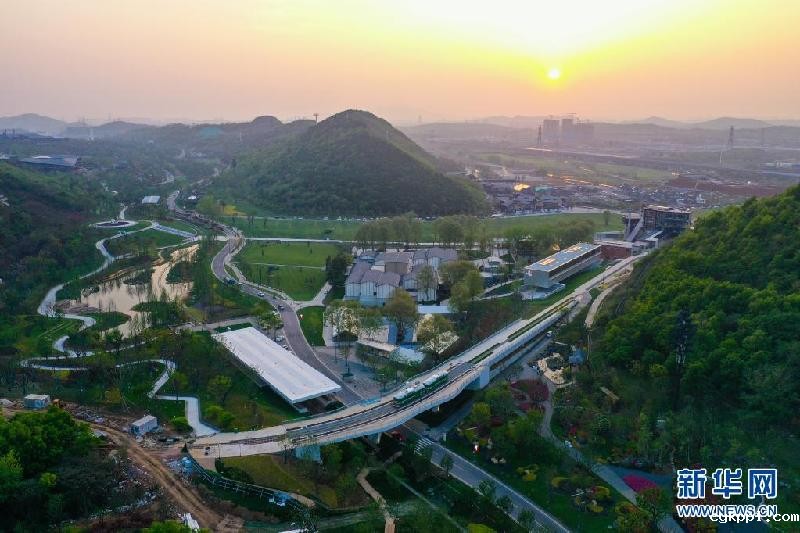 废弃矿坑变身精美园林