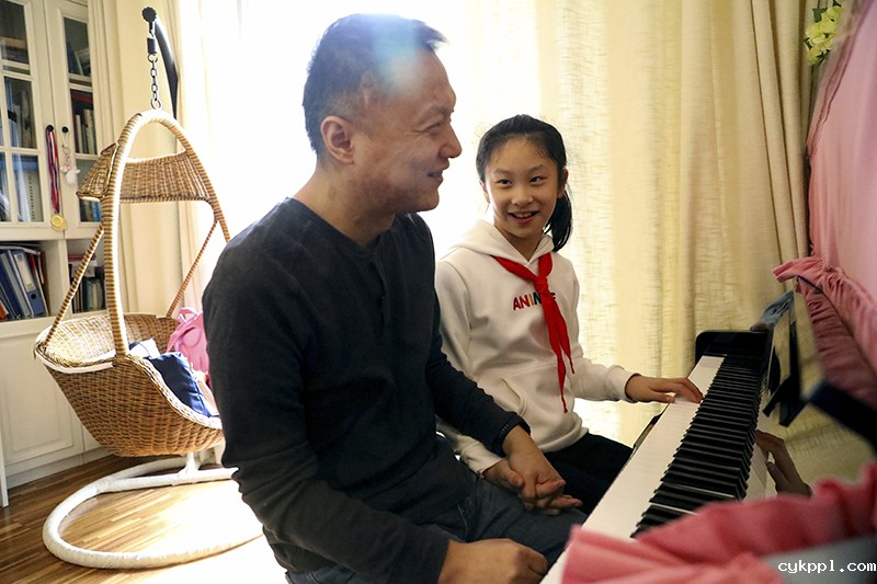 Blushing with health, doctor says thanks “黑脸医生”艰难重生记