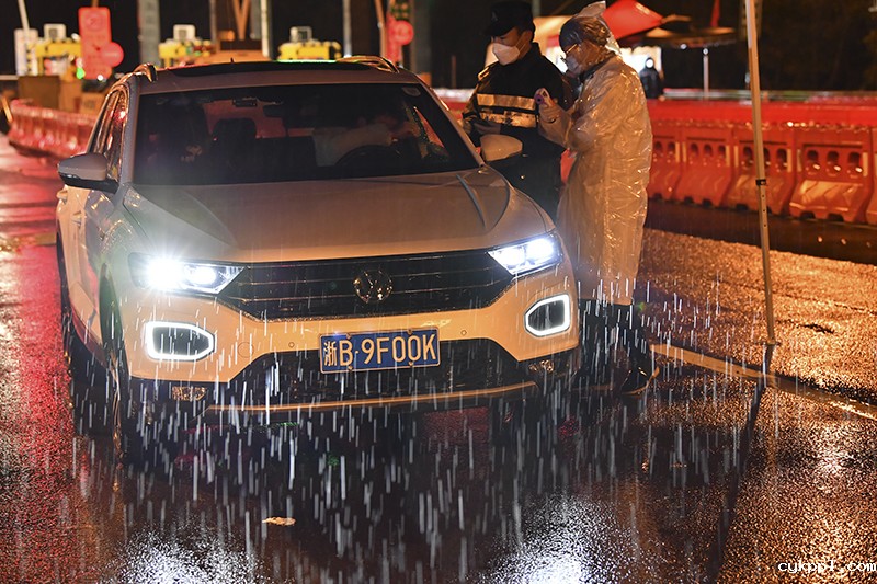 余姚寒夜“守卡人” 筑就坚实“防疫墙”