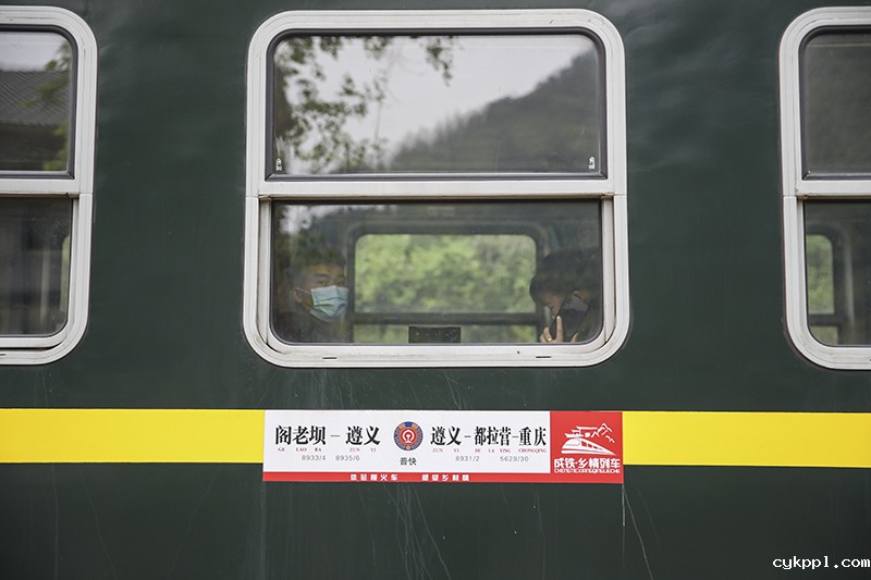 贵州山区“带货慢火车”重现繁忙
