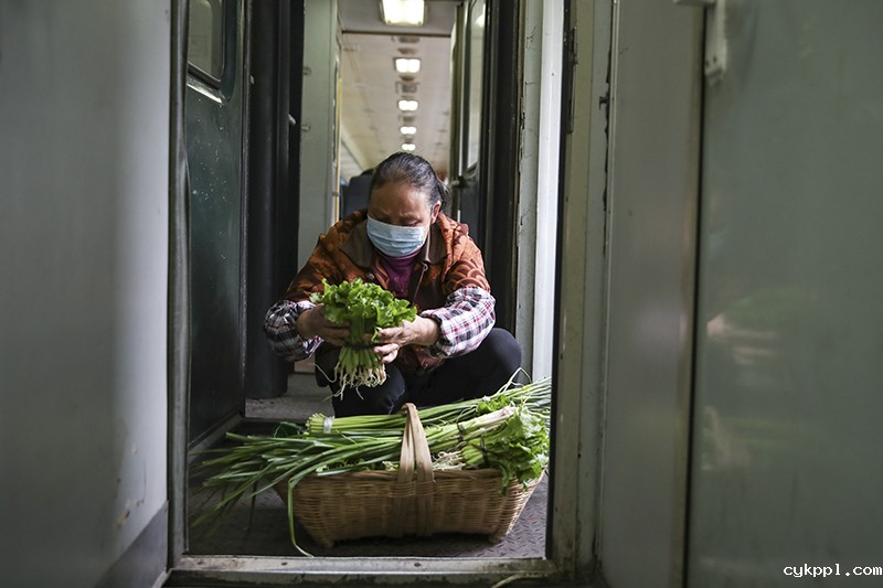 贵州山区“带货慢火车”重现繁忙