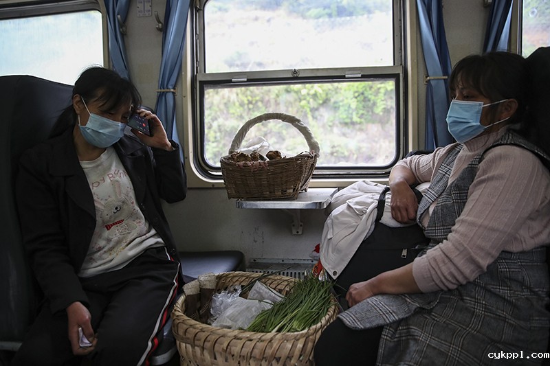 贵州山区“带货慢火车”重现繁忙