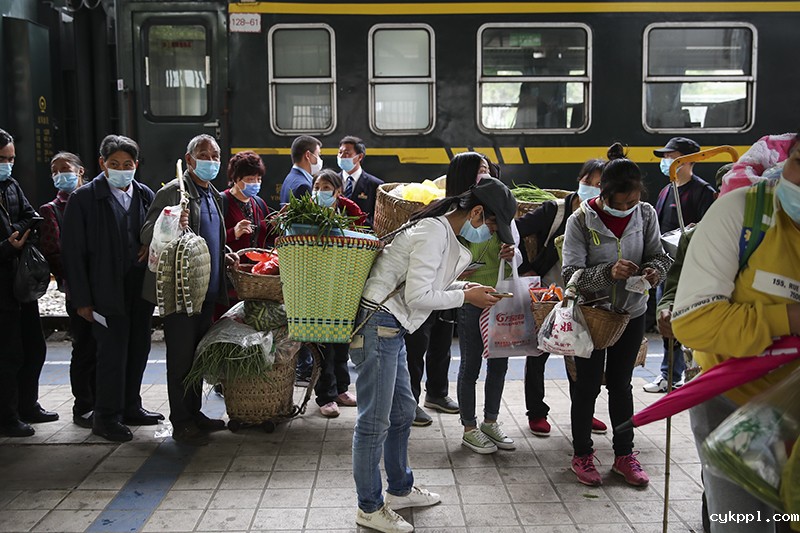 贵州山区“带货慢火车”重现繁忙