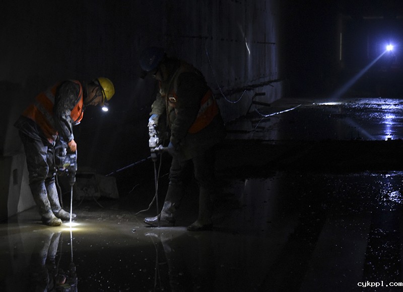 湖底隧道工地活跃着近百名来自大凉山的工友—— 穿越太湖 别样“彝年”