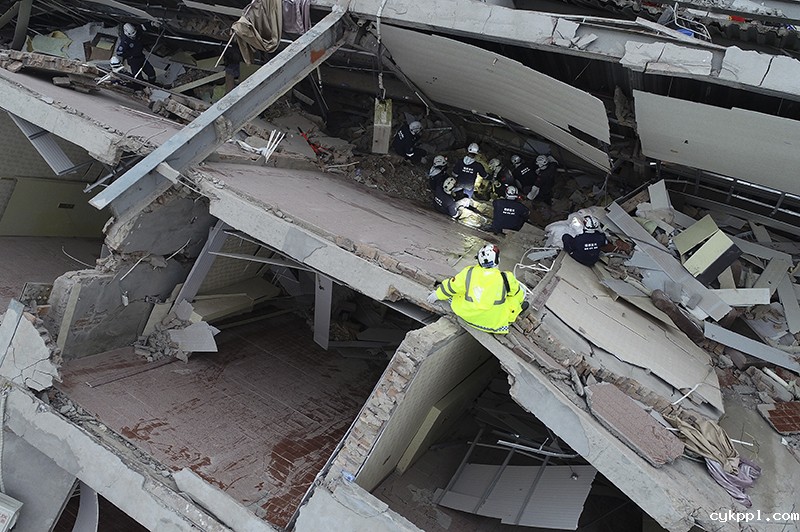 昼夜奋战 抢救生命