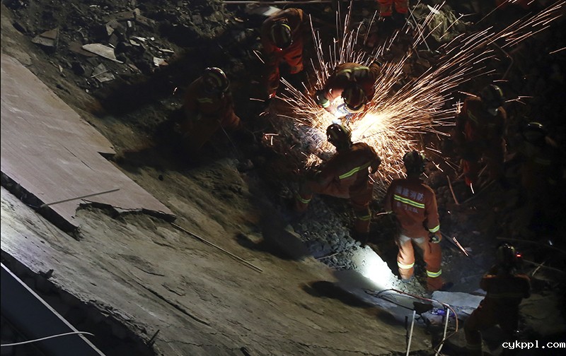 昼夜奋战 抢救生命