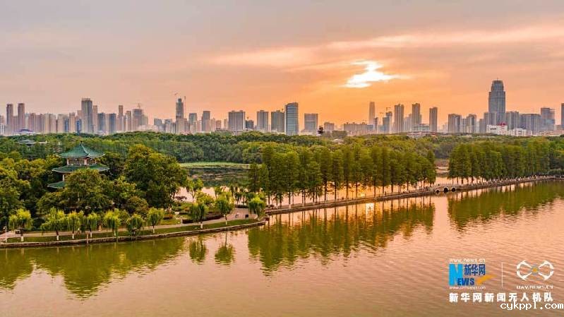 【“飞阅”中国】晚霞映照 如画东湖