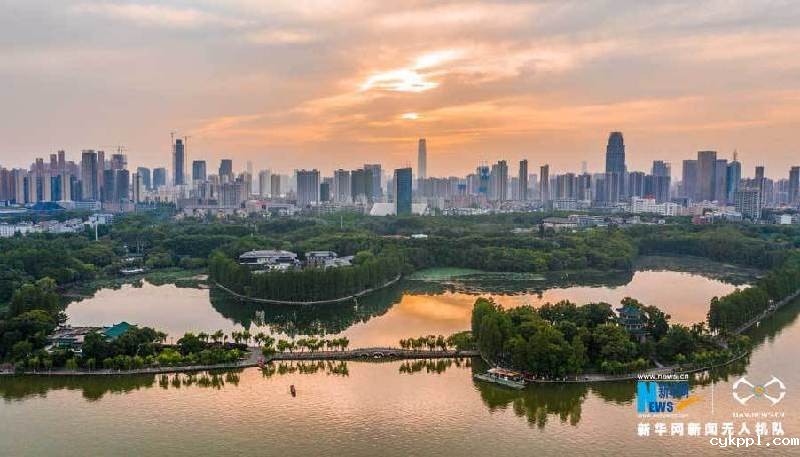 【“飞阅”中国】晚霞映照 如画东湖