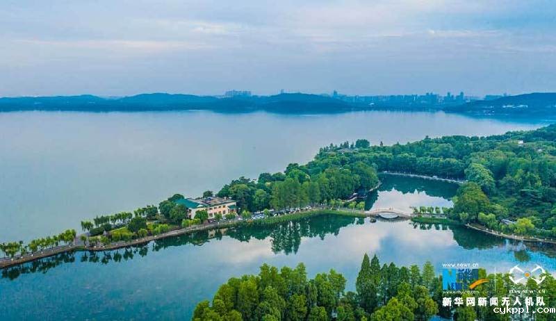 【“飞阅”中国】晚霞映照 如画东湖
