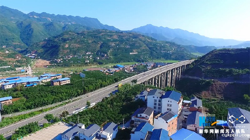 沿着高速看中国丨瞰三峡里的“中华诗城”