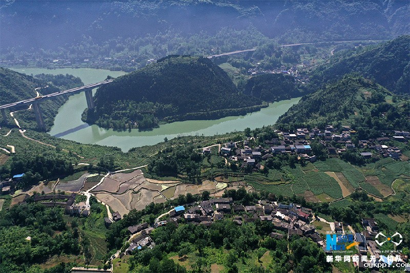 沿着高速看中国| 渝湘高速穿过重庆传统村落