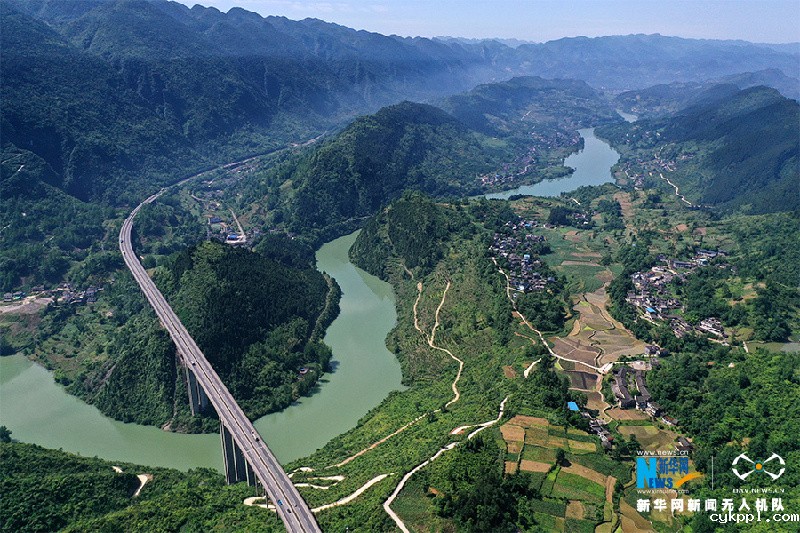 沿着高速看中国| 渝湘高速穿过重庆传统村落