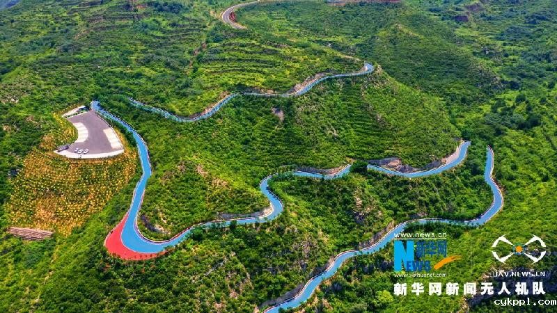 【“飞阅”中国】山里的彩色公路
