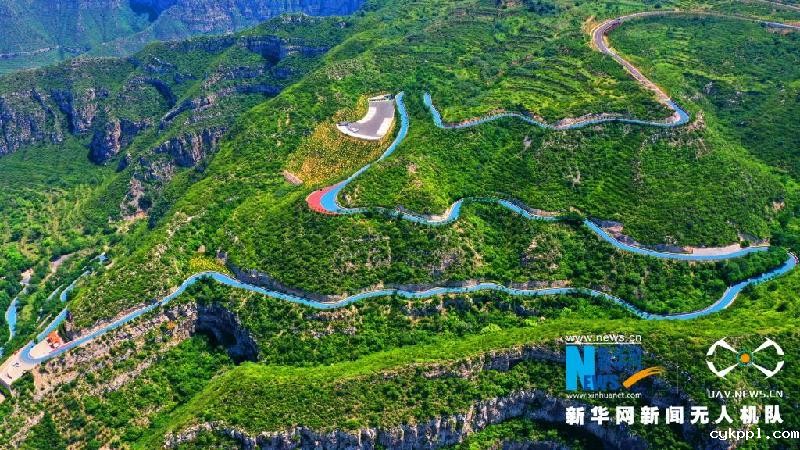 【“飞阅”中国】山里的彩色公路