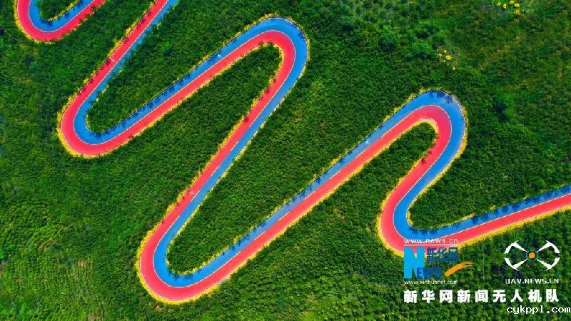 【“飞阅”中国】山里的彩色公路