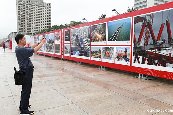 北京国际摄影周“百年奋斗 百年答卷” ——庆祝中国共产党成立100周年新闻摄影展开幕 北京国际摄影周“百年奋斗 百年答卷” ——庆祝中国共产党成立100周年新闻摄影展开幕
