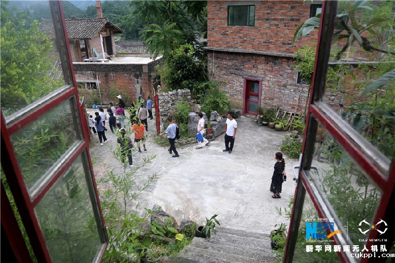 贵州荔波洪江村:昔日“空心村”变“艺术村”
