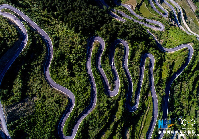 【“飞阅”中国】在青山间蜿蜒而上 重庆这条乡村公路颜值出圈