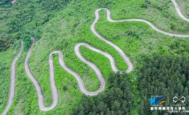 【“飞阅”中国】在青山间蜿蜒而上 重庆这条乡村公路颜值出圈