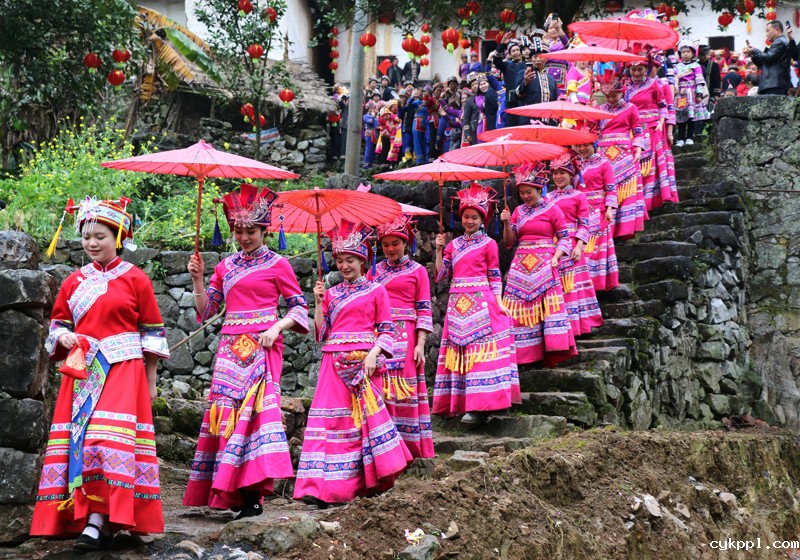 56个民族一起奔小康