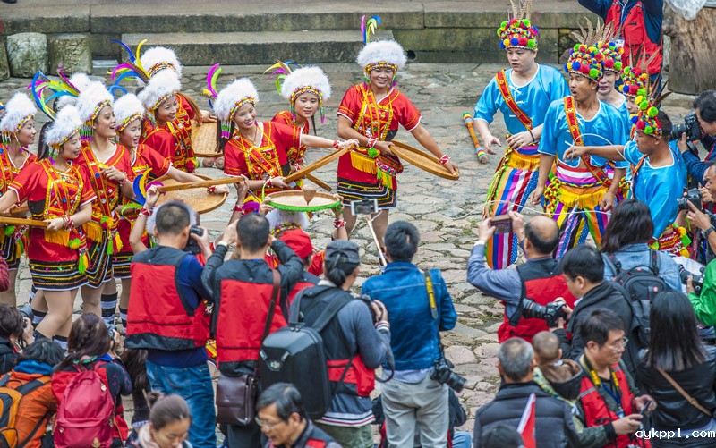 56个民族一起奔小康