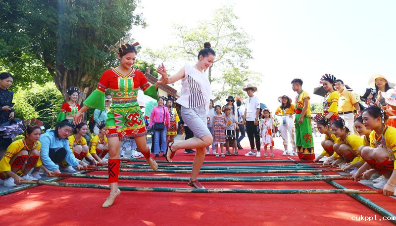 56个民族一起奔小康