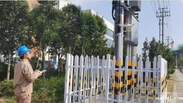 盐城小小无人机为工程验收做出“大贡献” 专家团队正在调试无人机(央广网发 倪雯摄)