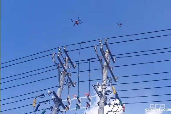 盐城小小无人机为工程验收做出“大贡献” 无人机空中作业(央广网发 倪雯摄)