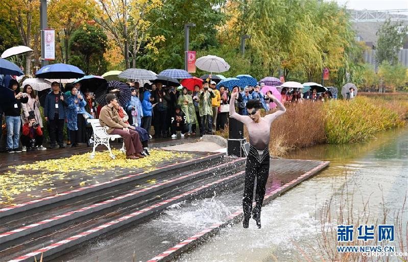 北京:首钢园里的“环境舞蹈”展演 (社会)(2)北京:首钢园里的“环境舞蹈”展演